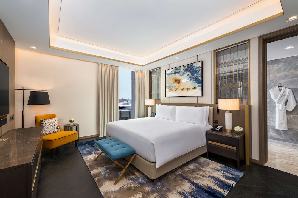 Deluxe Suite, 1 King Bed - Photo 15