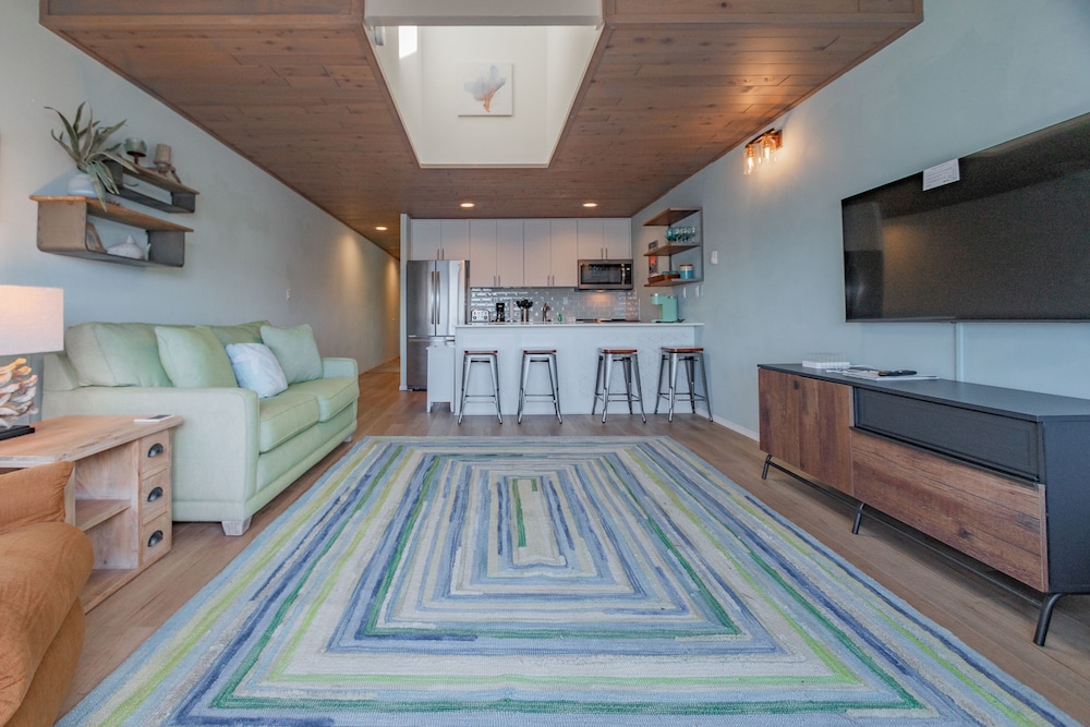 Standard Condo, 1 Queen Bed with Sofa bed, Bay View (One Bedroom Queen Suite Condo) photo 3