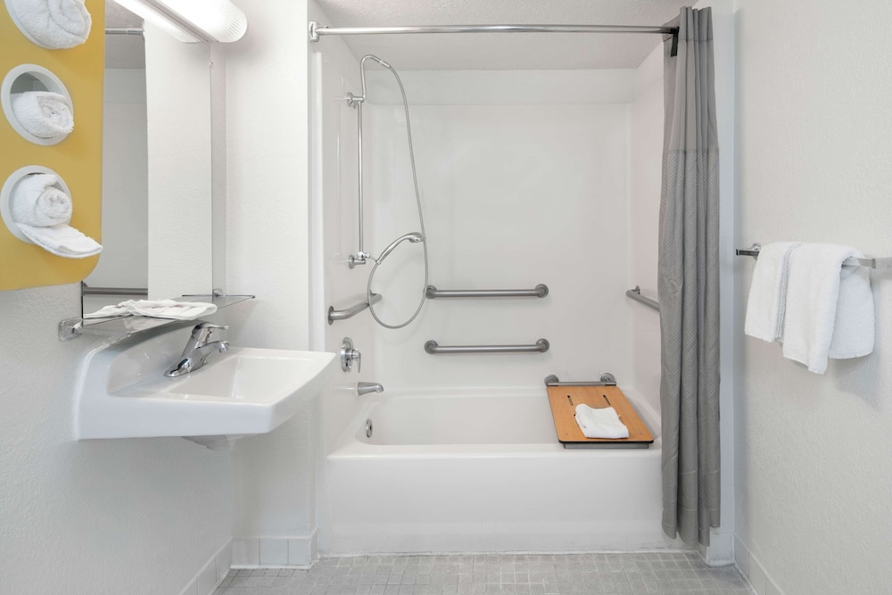 Standard Room, 2 Queen Beds, Non Smoking, Refrigerator photo 3