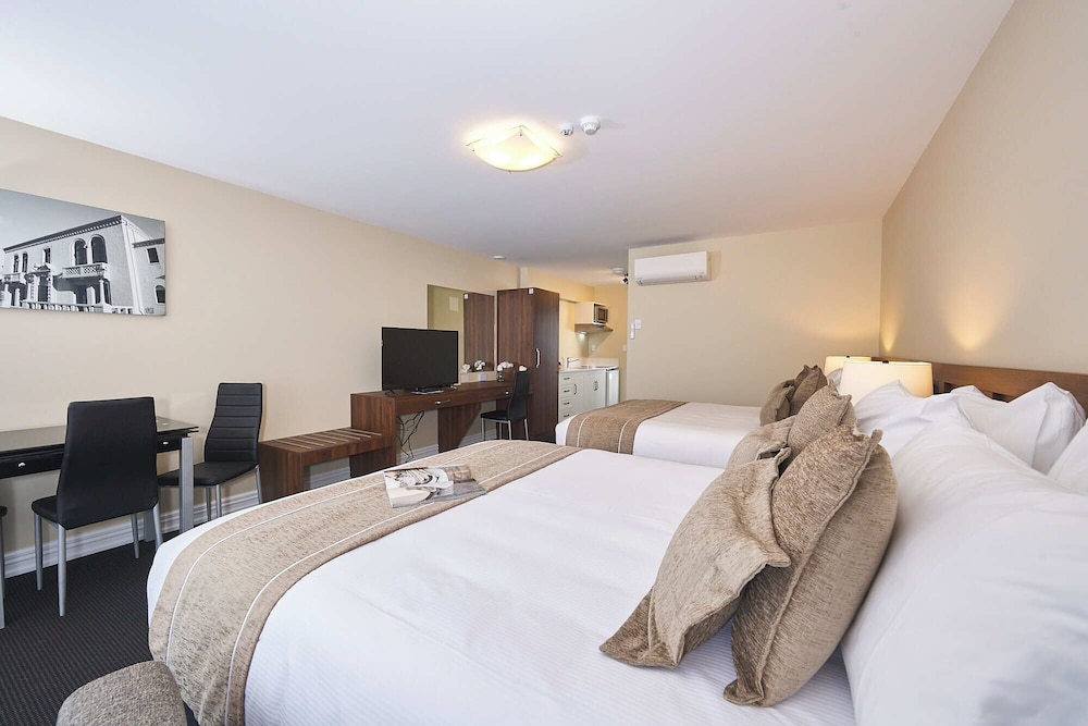 Premium Double or Twin Room, 2 Queen Beds, Hot Tub, Ground Floor thumbnail 5