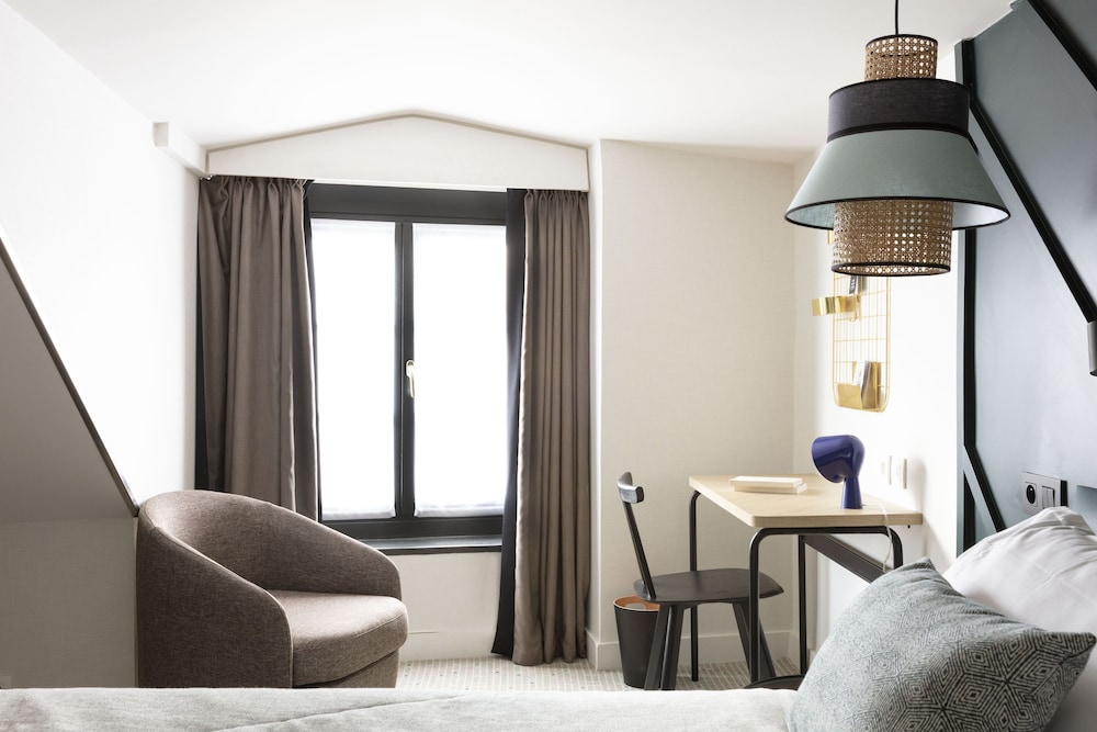 Deluxe Room thumbnail 5