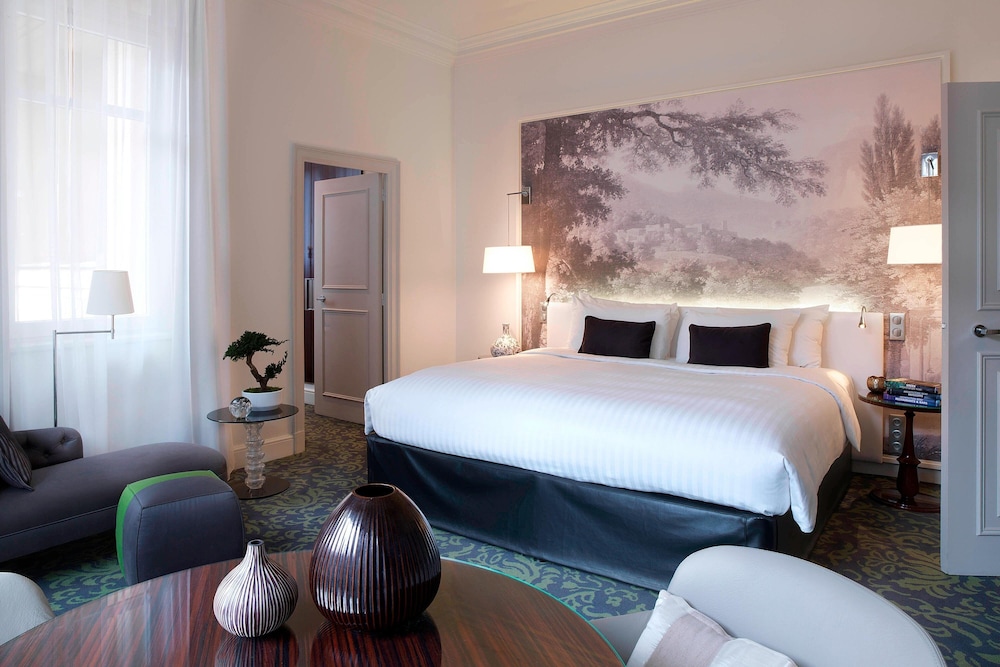 Suite, 1 King Bed (Garden View) photo 3