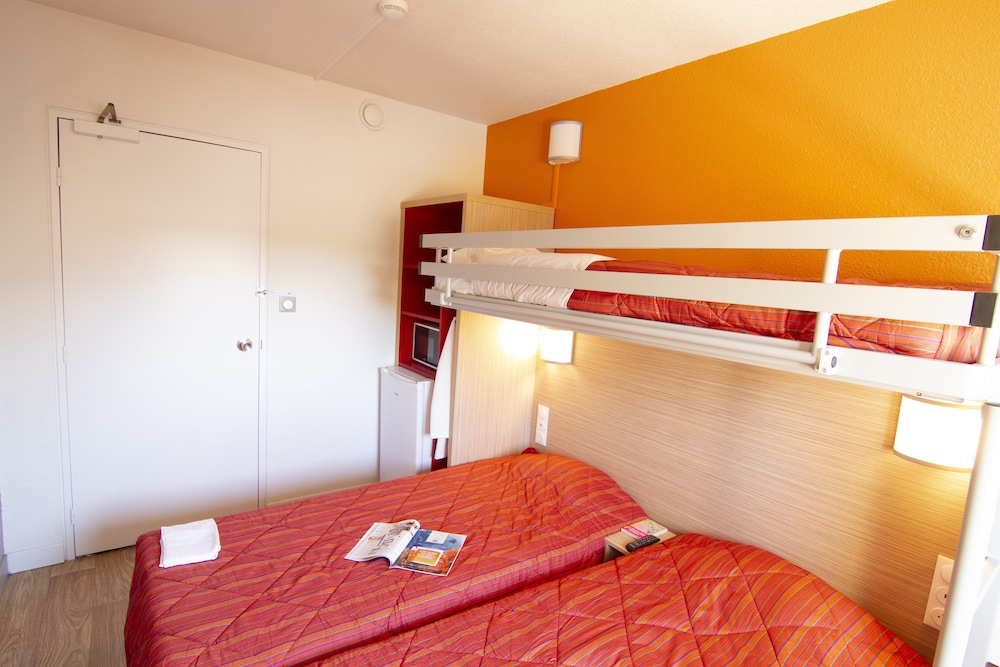 Standard Room, 3 Twin Beds (Shared Bathroom) photo 2