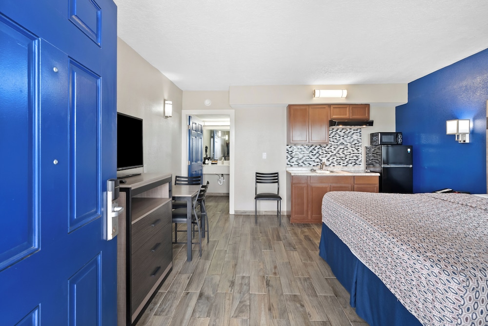 Standard Room, 1 King Bed, Mobility Accessible, Kitchenette - Photo 1