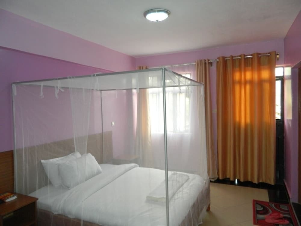 Economy Double Room Single Use, 1 King Bed, Courtyard View photo 3