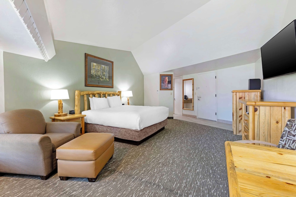 Standard Room, 1 King Bed, Non Smoking photo 2