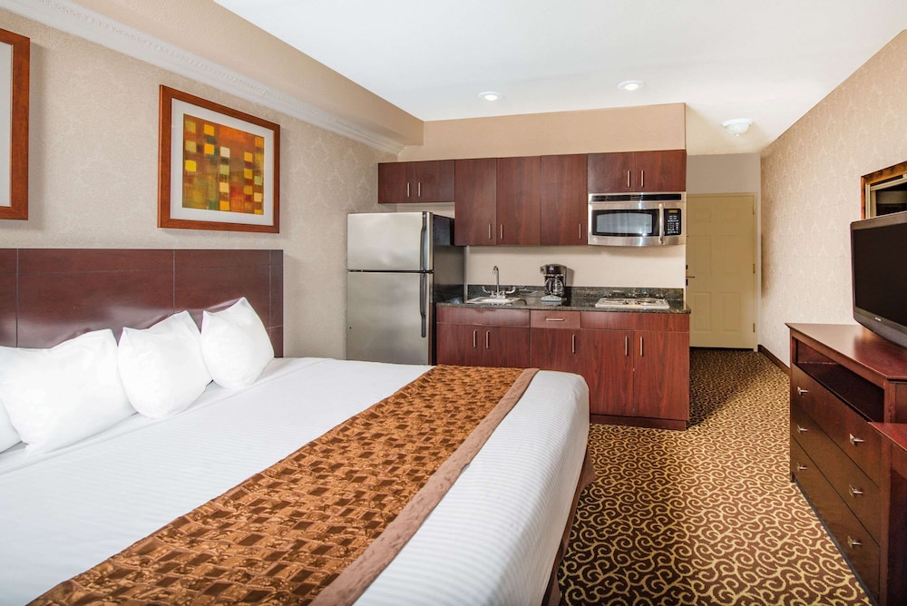 Studio Suite, 1 King Bed, Non Smoking - Photo 1