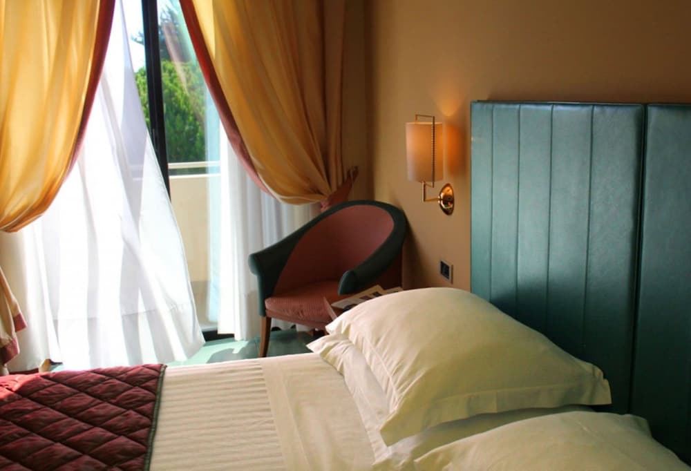 Deluxe Double Room Single Use, Sea View photo 3