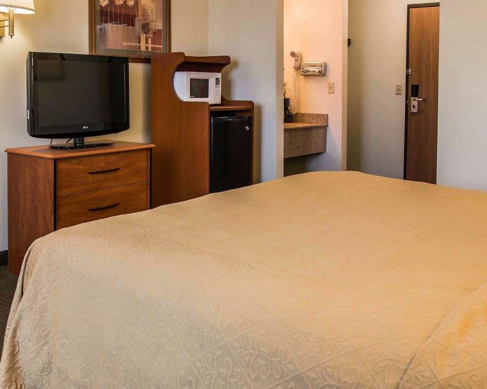 Standard Room, 1 King Bed, Non Smoking - Photo 3