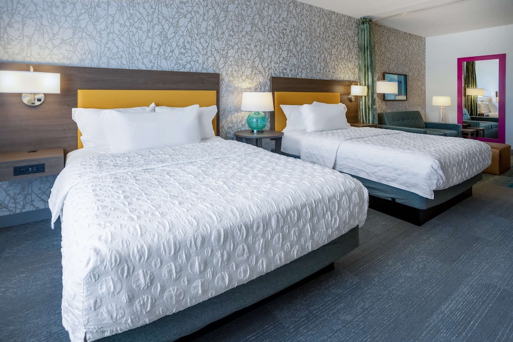 Room, 2 Queen Beds, Accessible (Roll-In Shower) photo 3