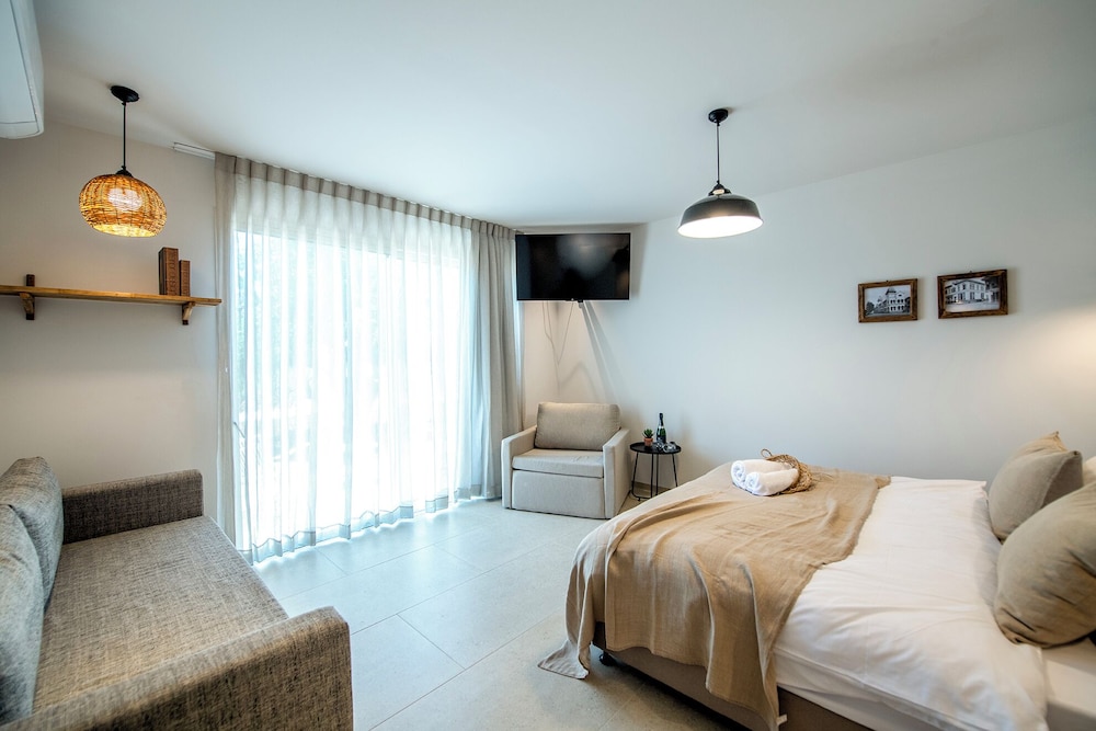 Klil room with garden view patio photo 3