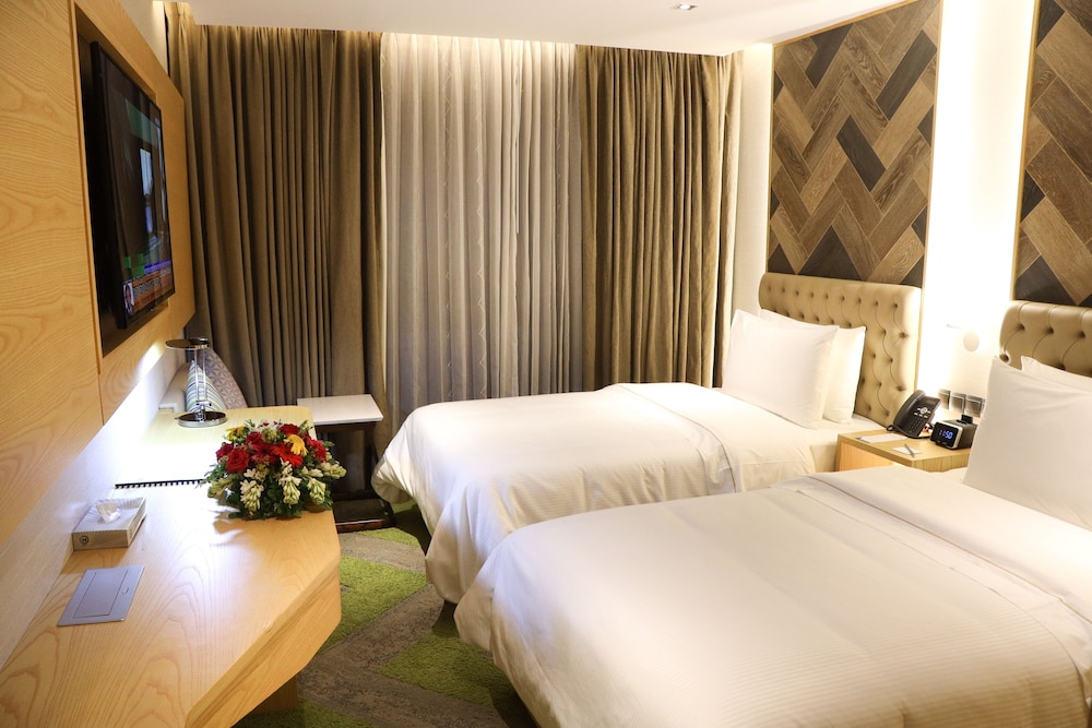 Premium Twin Room, 2 Twin Beds, Refrigerator & Microwave photo 3