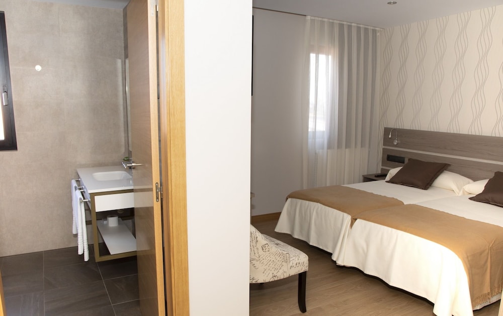 Classic Double or Twin Room, Private Bathroom - Photo 5