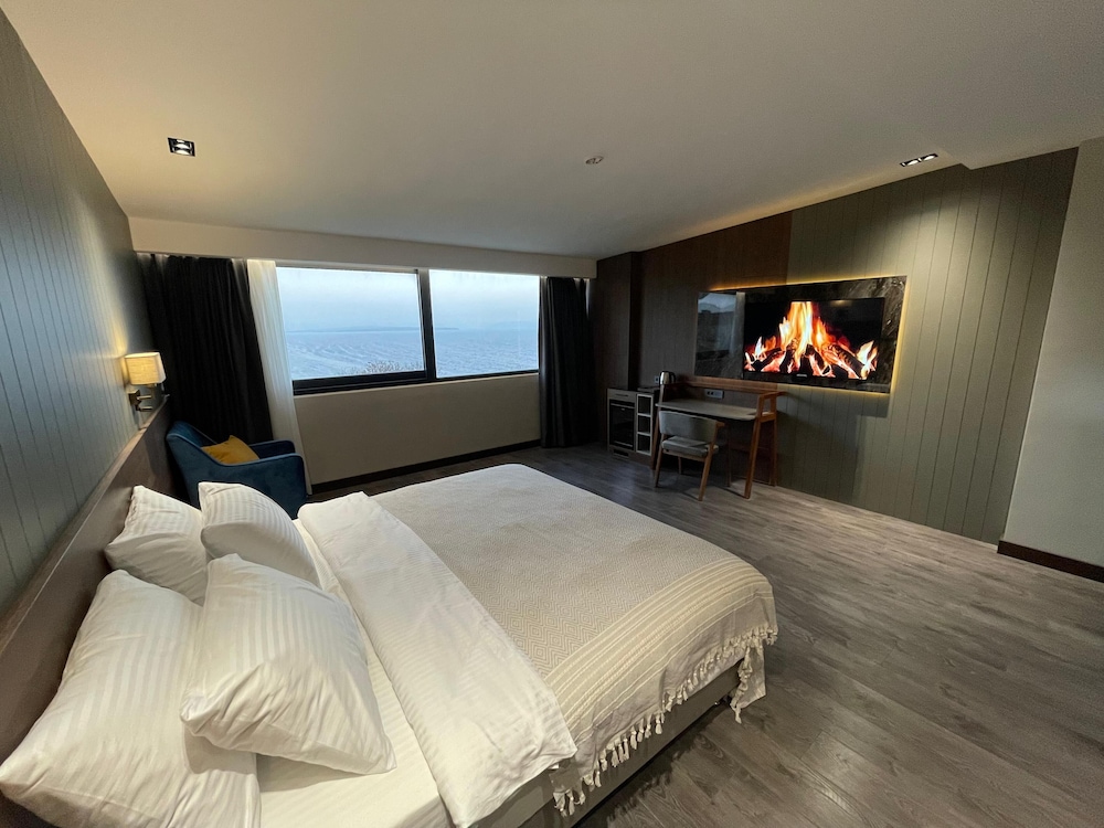 Deluxe Double Or Twin Room, Lake View