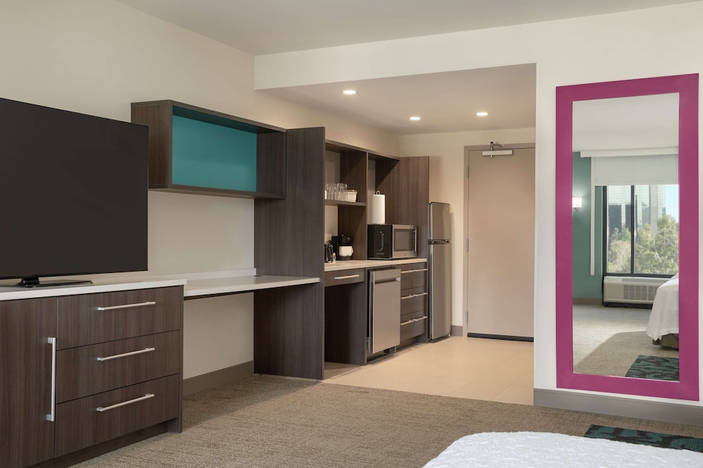 Studio, 1 King Bed, Accessible (Roll-In Shower) - Photo 3