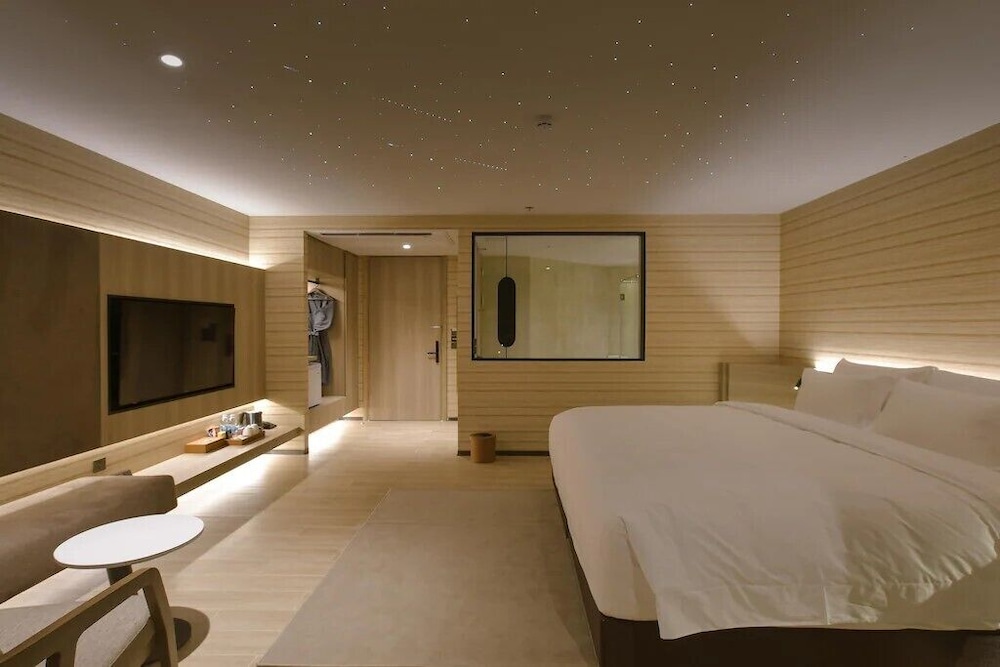 Deluxe Double Room, Balcony, Pool View photo 1