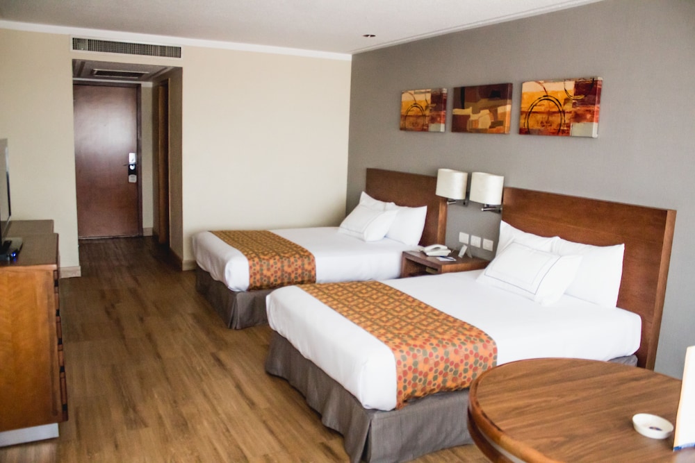Standard Double Room, 2 Double Beds, Ensuite - Photo 4