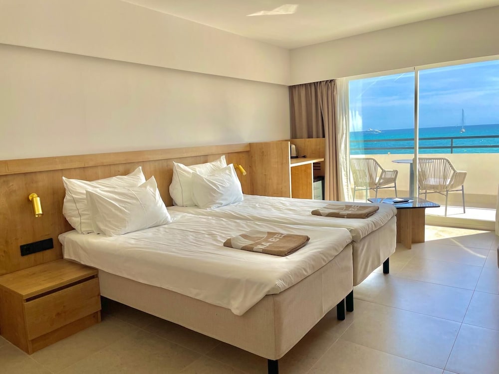 Deluxe Room, Balcony, Ocean View thumbnail 5