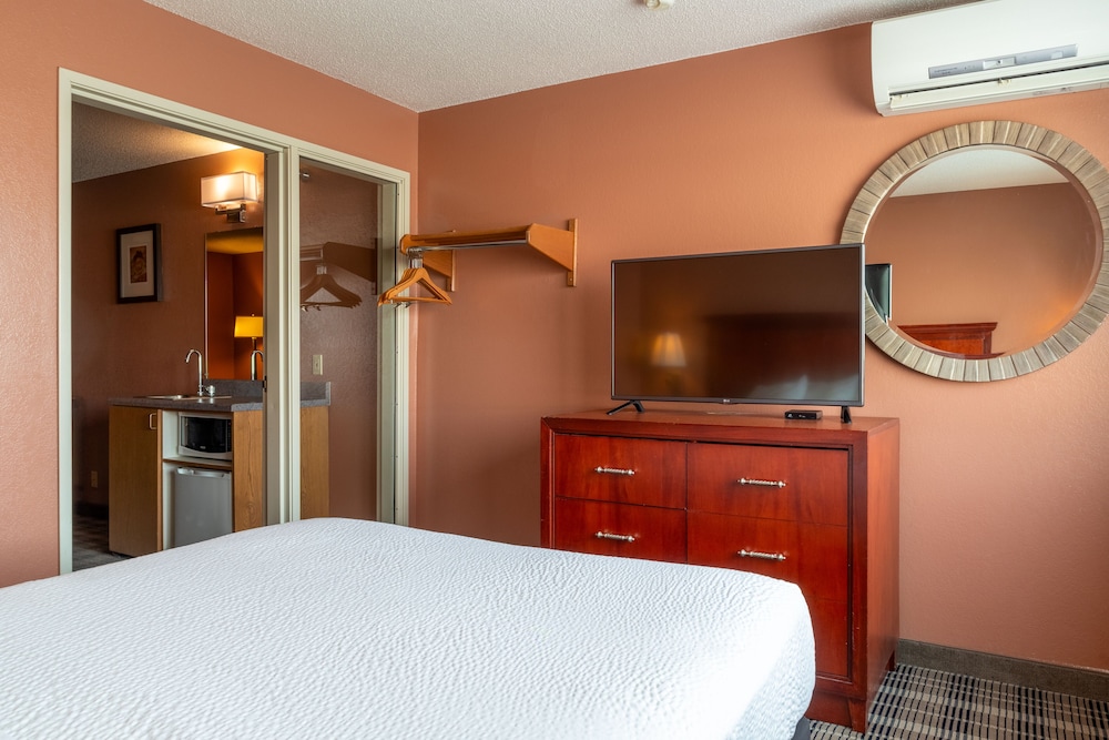 Standard Room, 1 Queen Bed with Sofa bed (One Queen Bedroom Suite with Sofa Sle) photo 1