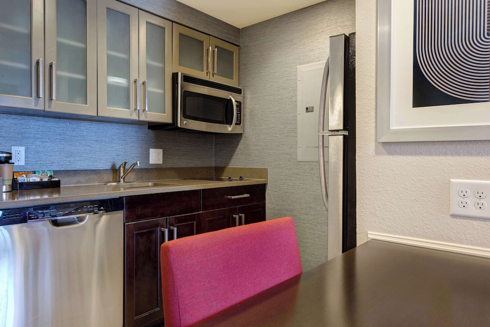 Suite, 2 Queen Beds, Accessible, Balcony (Hearing) thumbnail 5