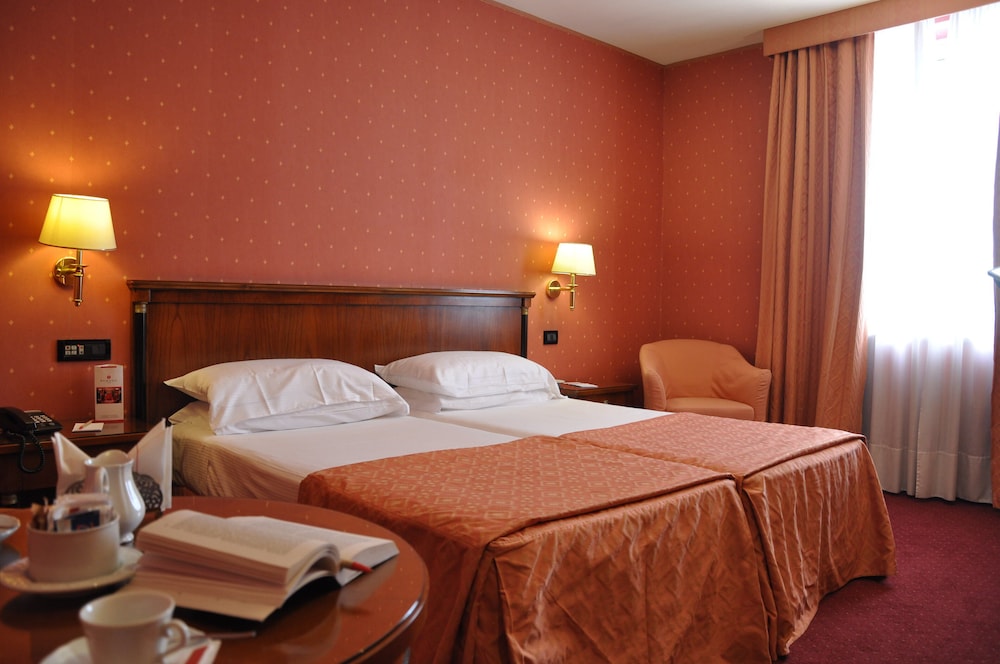 Standard Double or Twin Room - Photo 3