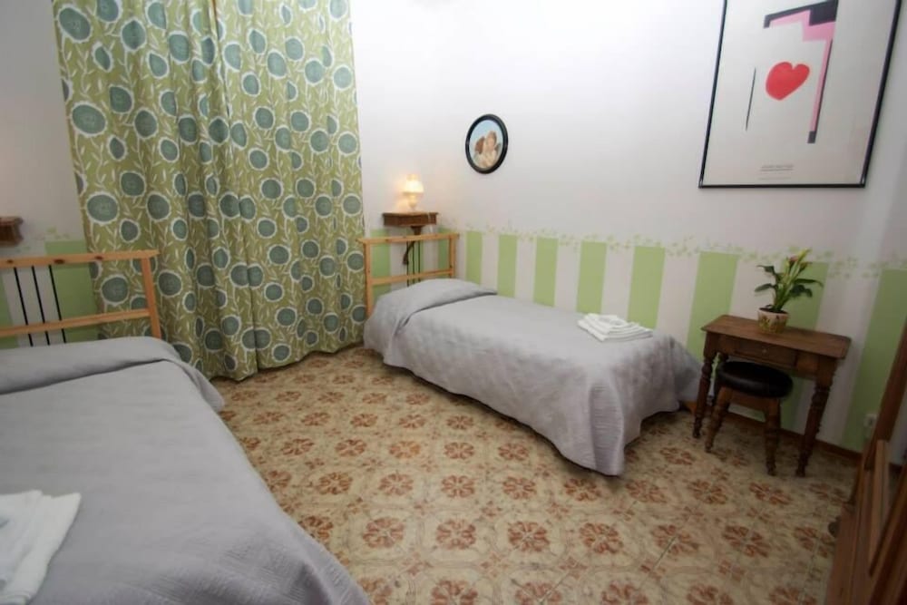 Room, 2 Twin Beds, Shared Bathroom