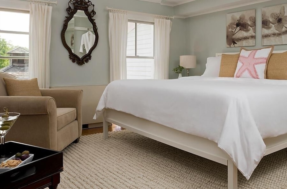 Deluxe Room, 1 King Bed photo 1