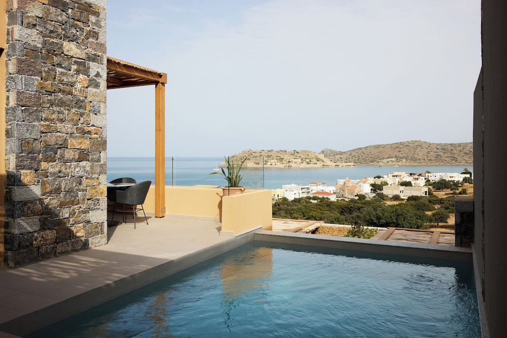 Family Retreat with Private Pool - Sea View - Photo 8