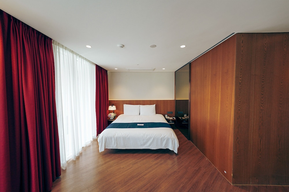 Suite, 1 Queen Bed photo 3