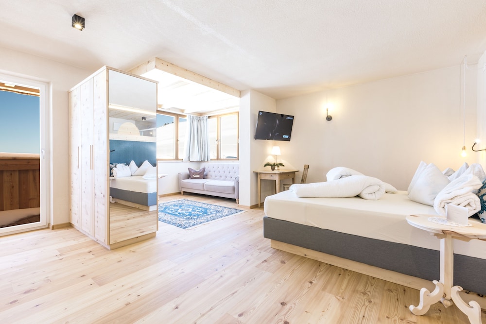 Comfort Suite, 1 Bedroom, Sauna, Mountain View photo 1
