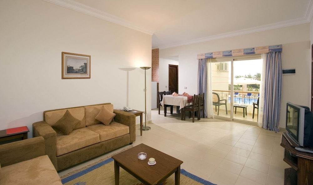 Comfort Quadruple Room, 1 Bedroom, Pool View photo 1