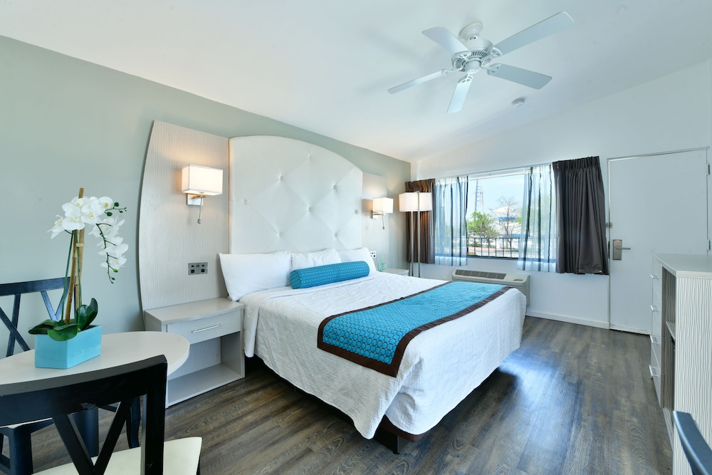 Superior Room, 1 King Bed, Private Bathroom, photo 6