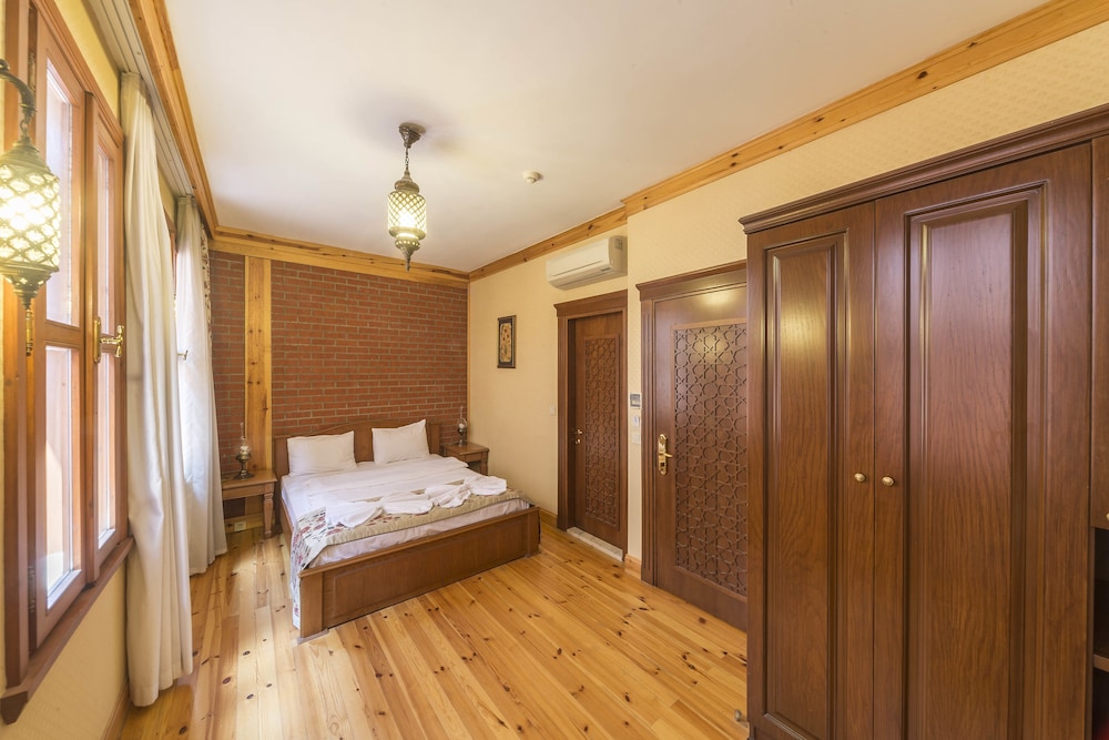 Deluxe Room, 1 King Bed with Sofa bed photo 3