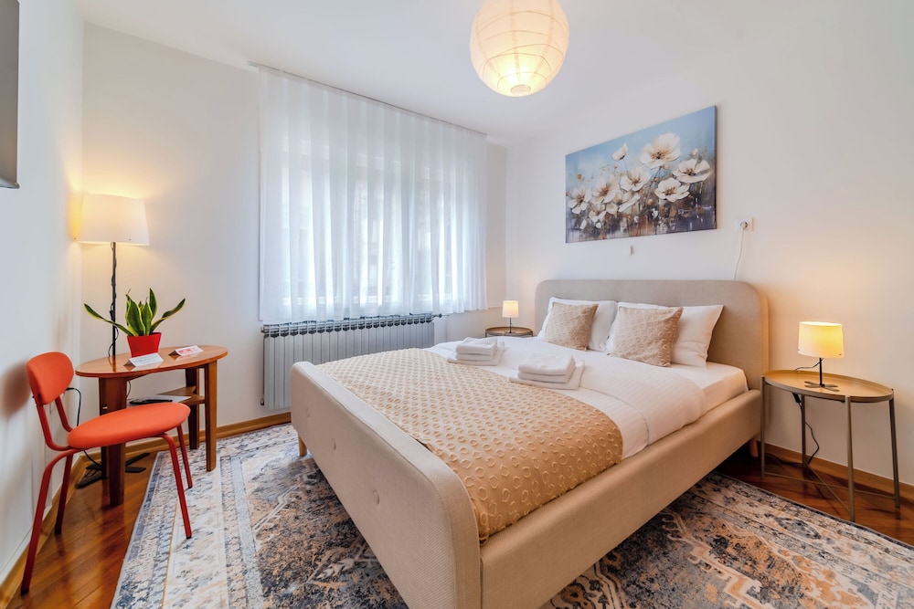 Family Apartment, Multiple Bedrooms (Family Friendly Apartment With)