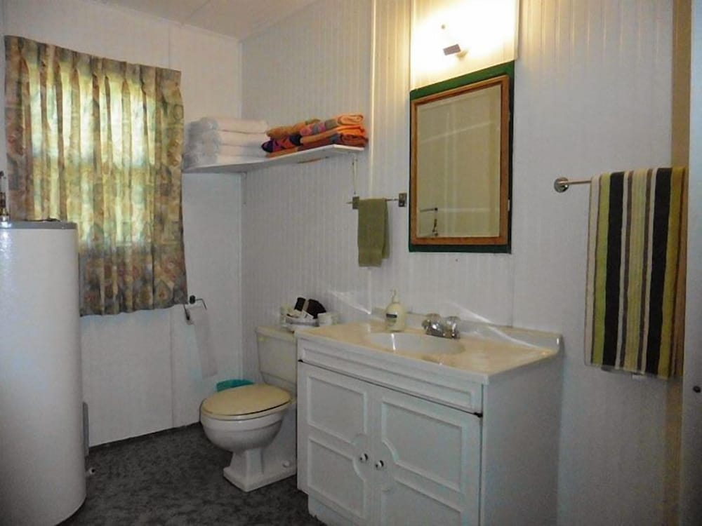 Traditional Cottage, 2 Bedrooms, Kitchen, Bay View (Waterfront Cottage 8, with 2 singles) photo 3