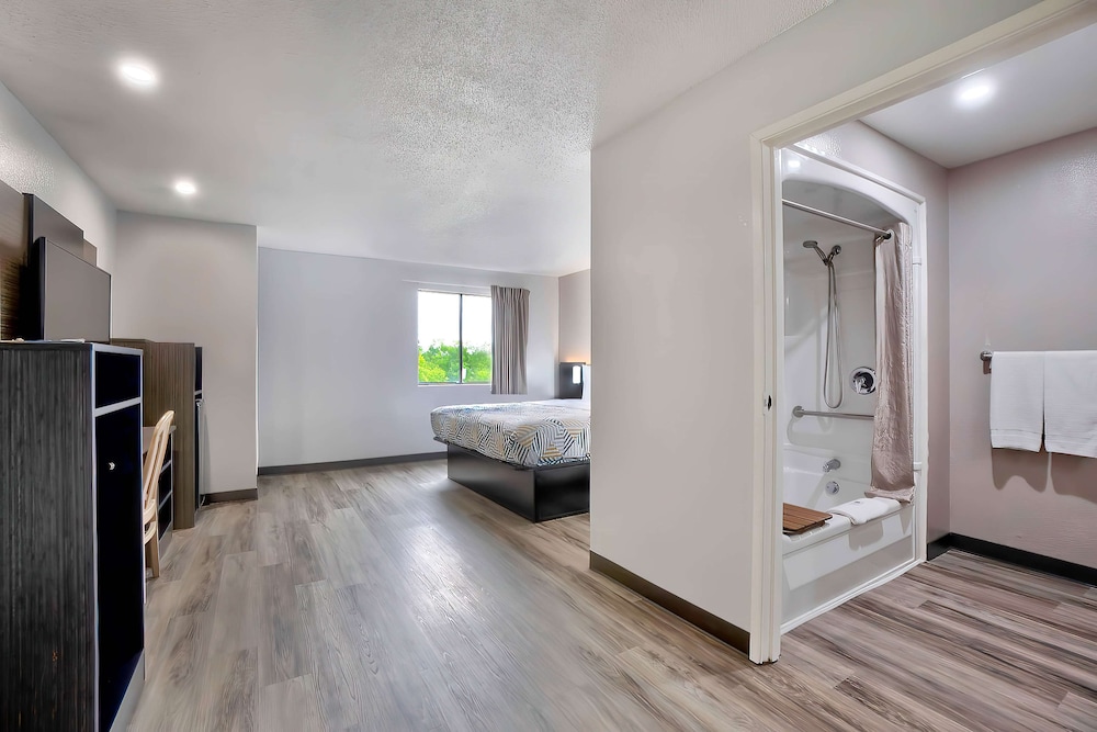 Standard Room, 1 King Bed, Accessible, Non Smoking photo 1
