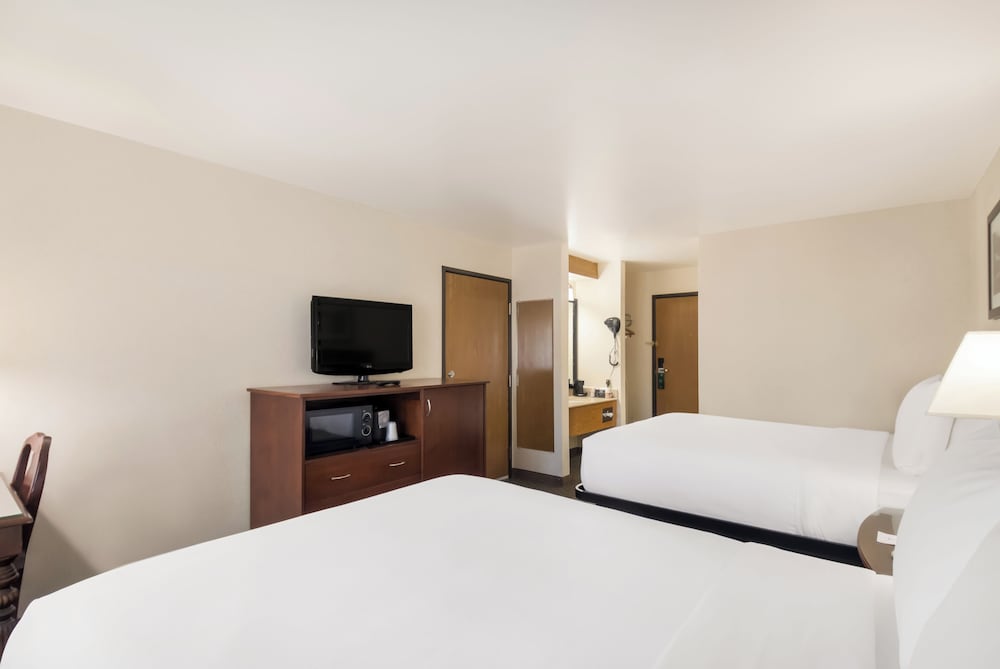 Standard Room, 2 Queen Beds - Photo 5