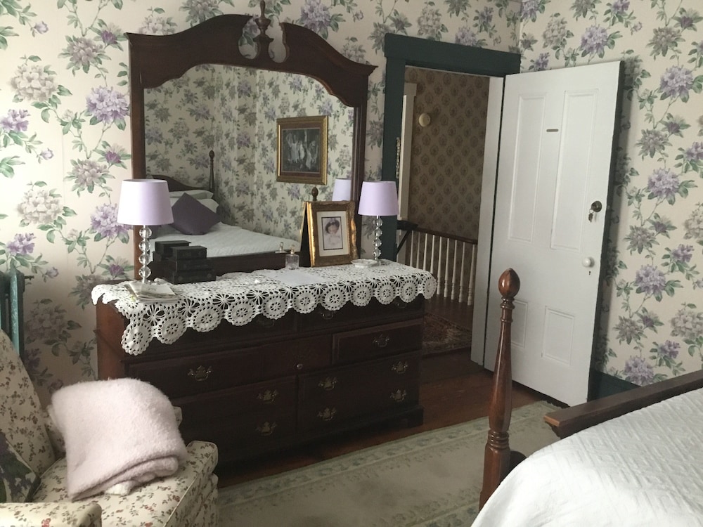 Liza's Room With Shared Bath photo 2
