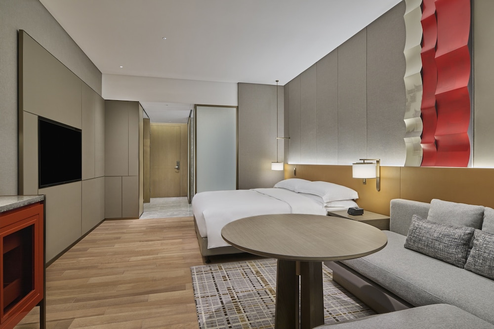 Deluxe Room, 1 King Bed photo 3