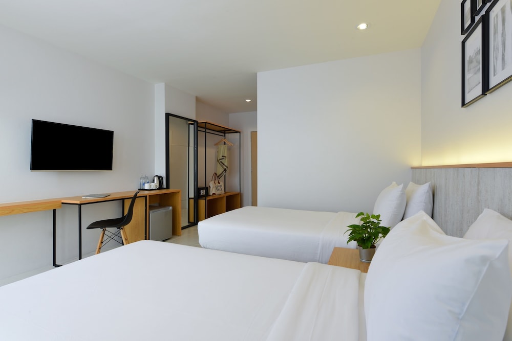 Superior Triple Room, City View photo 3