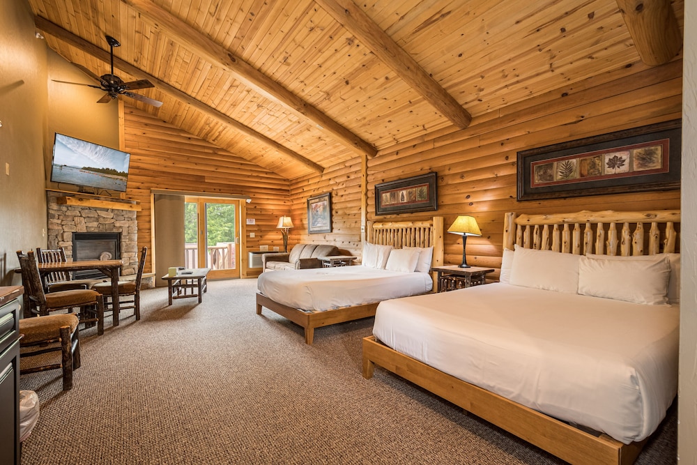 C 51R - Comfort Cabin, 2 Queen Beds, Pet Friendly, Mountainside (May hear neighbors)