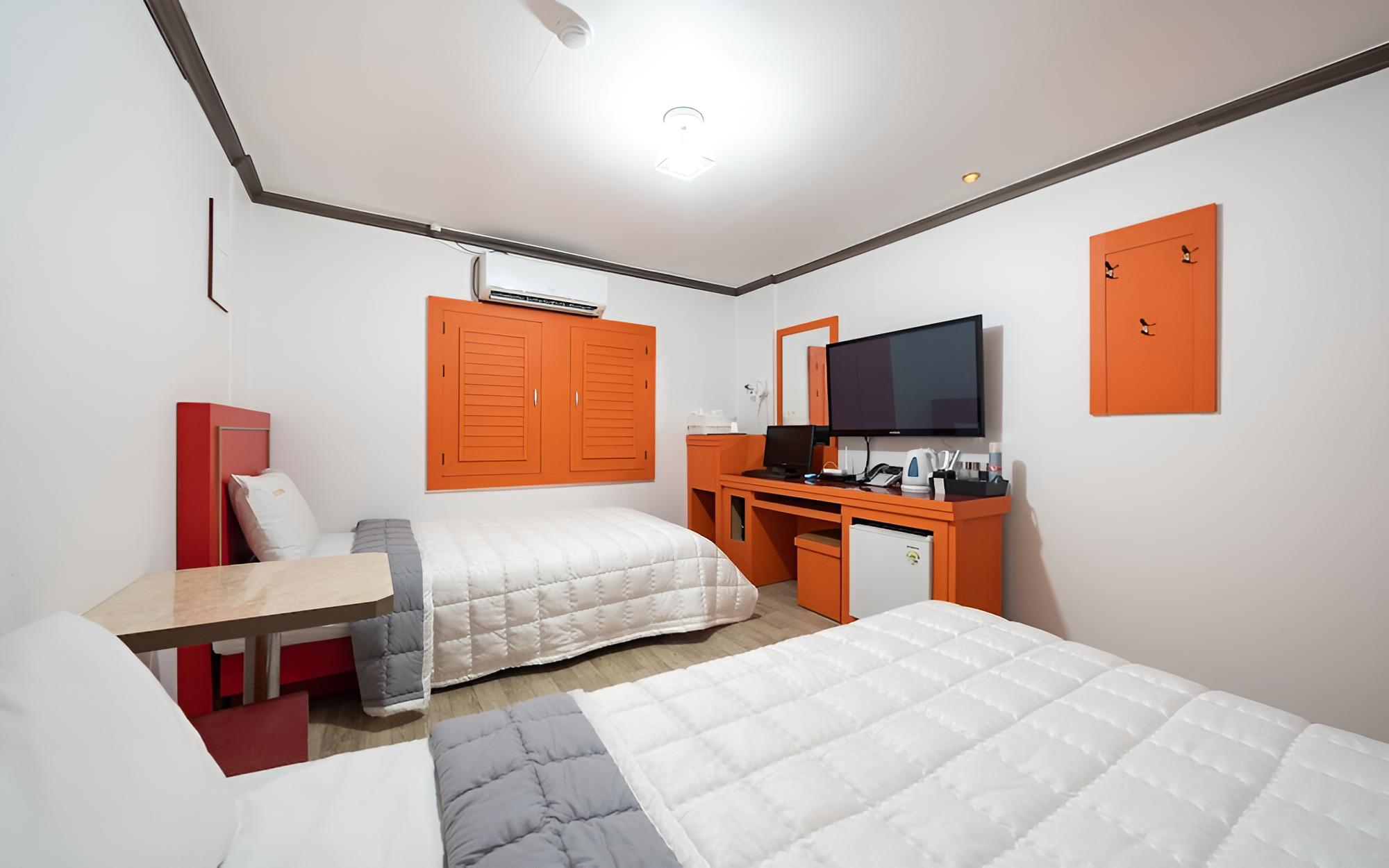 Room (Twin) - Photo 7