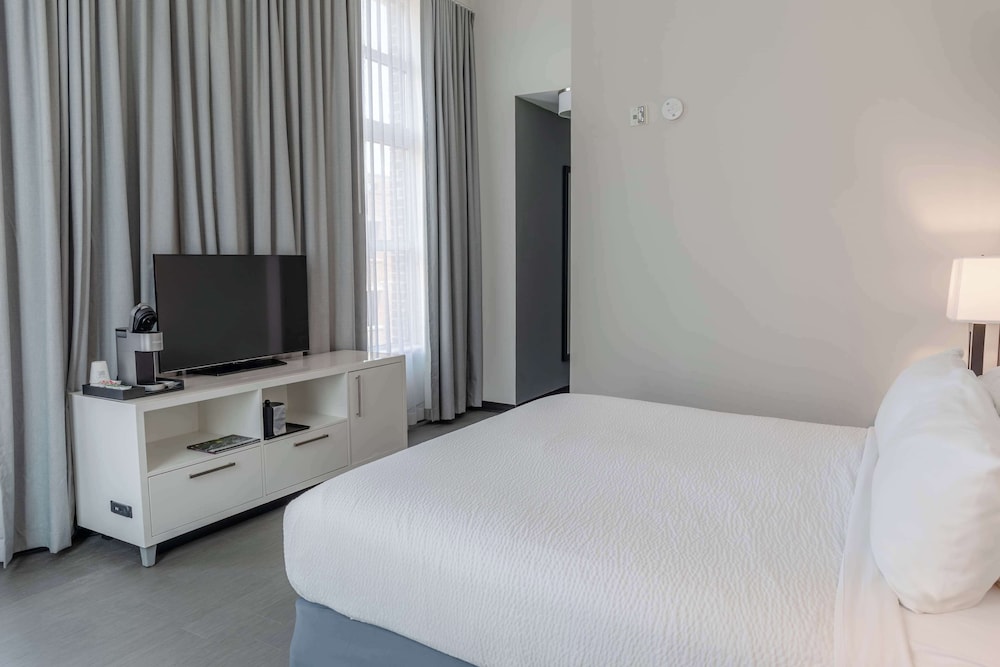 Room, 1 King Bed, Accessible, Non Smoking (Mobility) - Photo 1