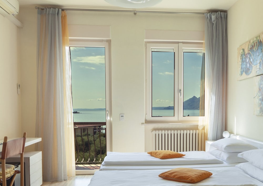 Standard Triple Room, Balcony, Lake View photo 3