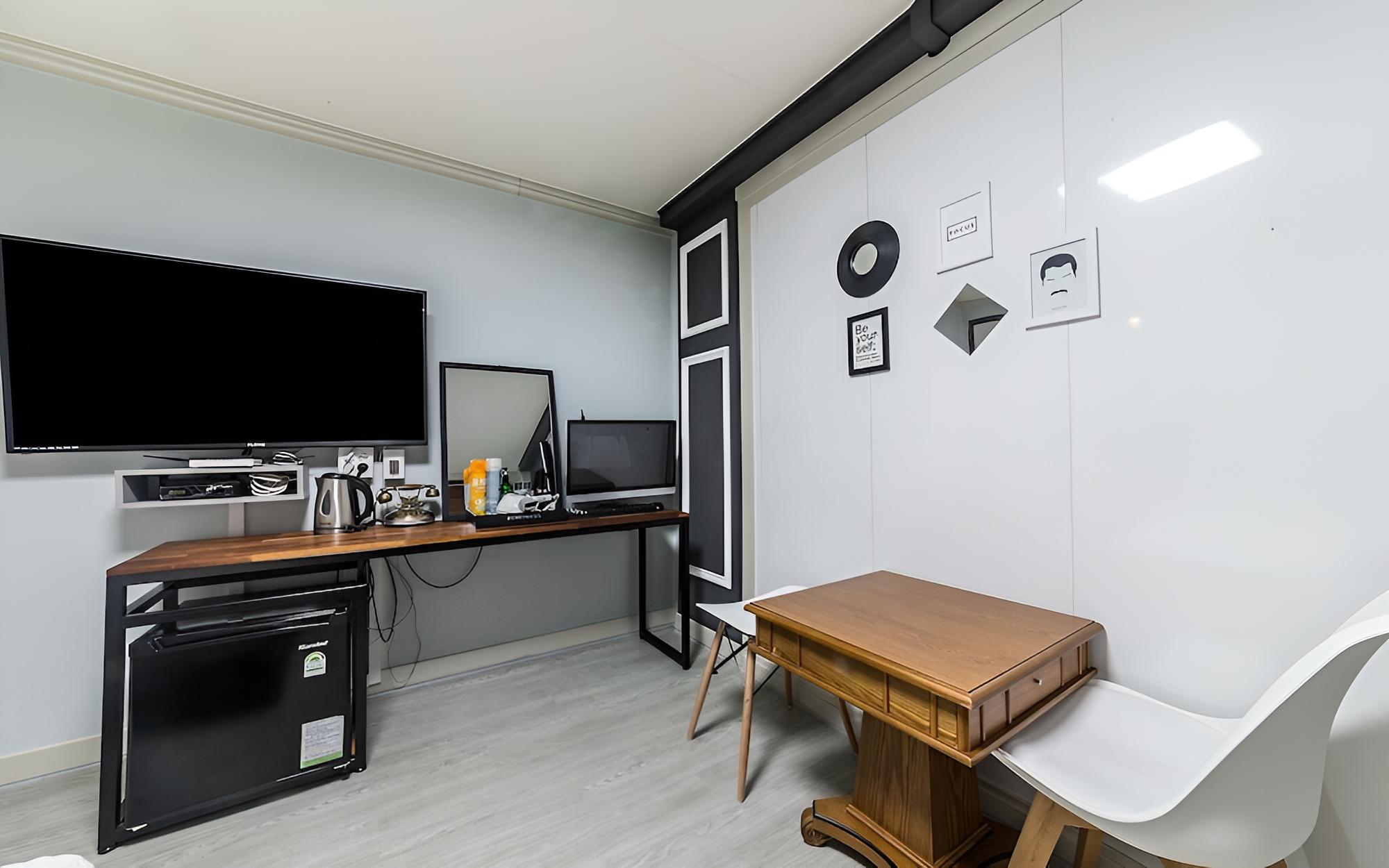Room (Standard Room) - Photo 9