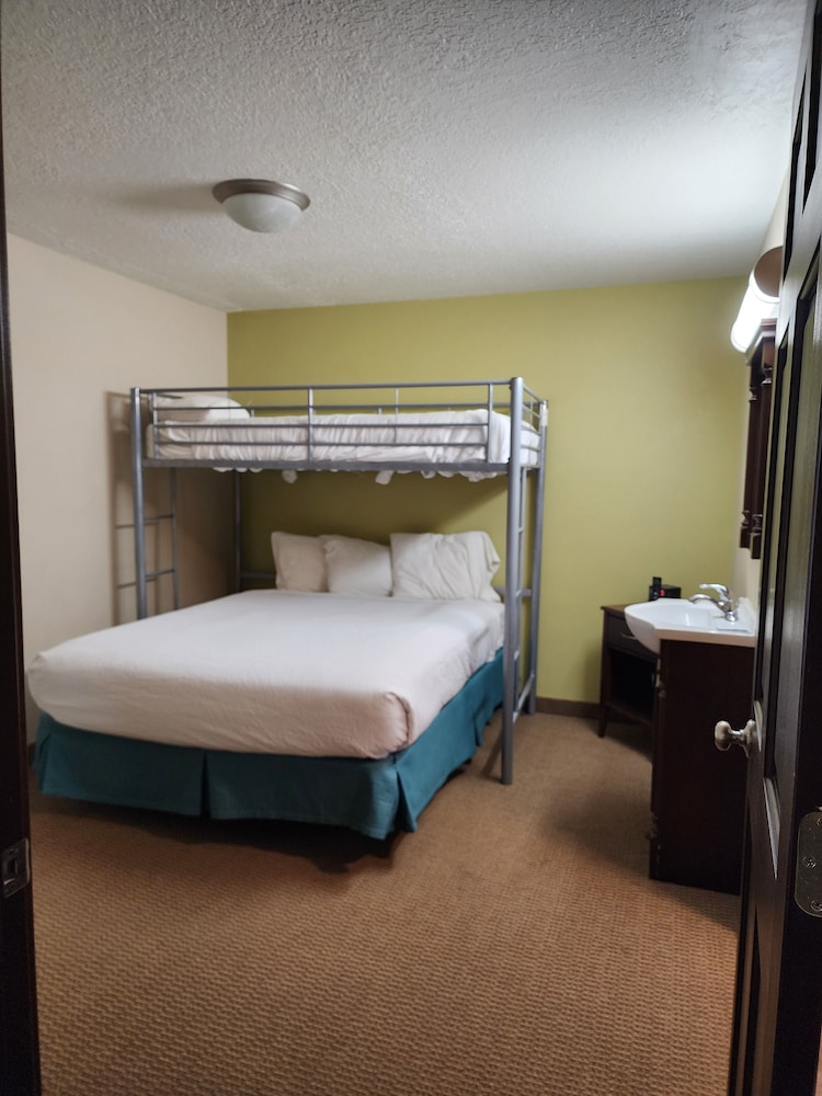 Family Room, Multiple Beds, Non Smoking, Microwave (Bunk 2 Bath) photo 2