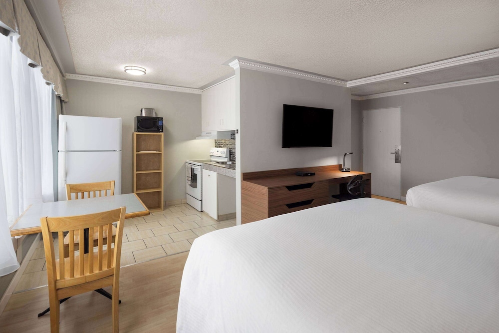 Room, Non Smoking, Kitchenette (2 King Beds) - Photo 5