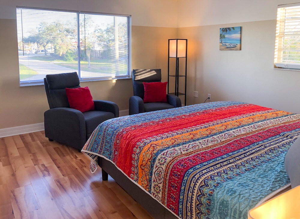 Apartment (2 Room, Lake View, Work Desk)