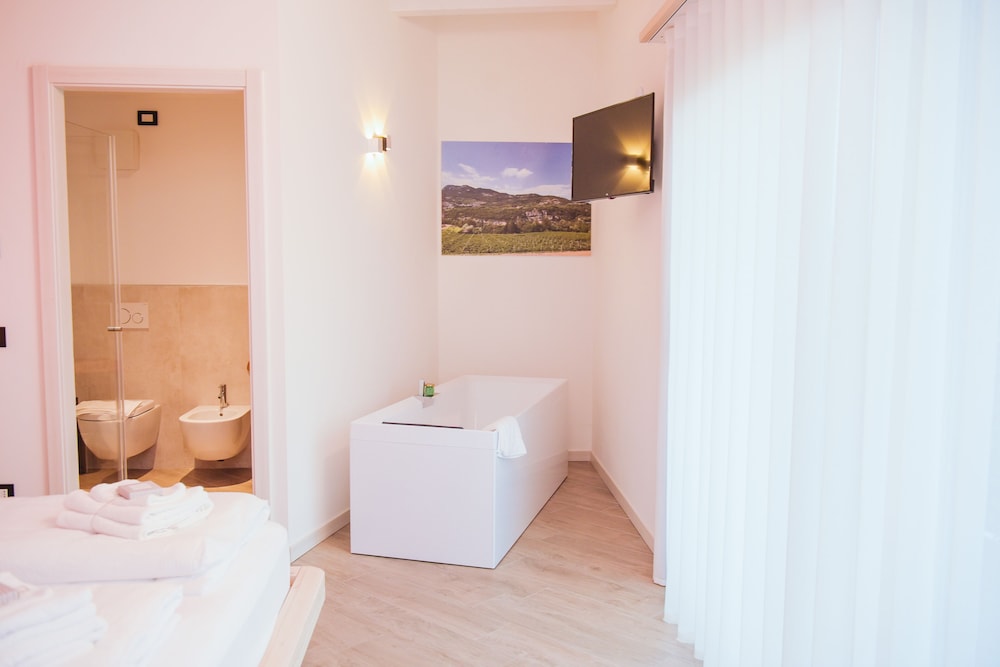 Deluxe Suite, 1 Queen Bed, Balcony, Mountain View photo 2