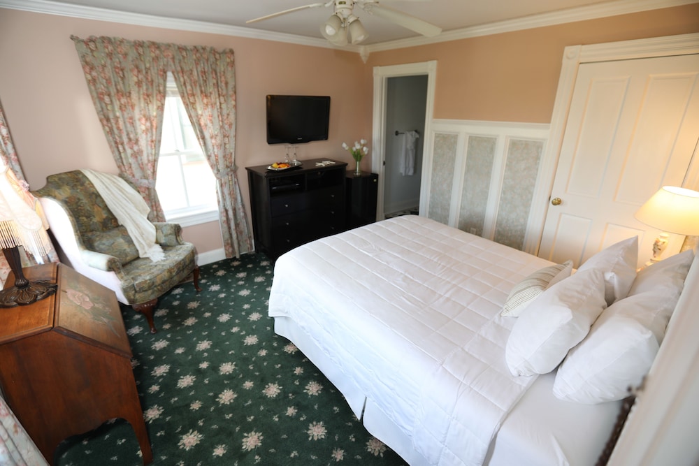 Premium Room, 1 Queen Bed, Private Bathroom (Deluxe Queen with Ocean View)